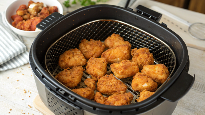 Close-up crispy chicken bites in bowl